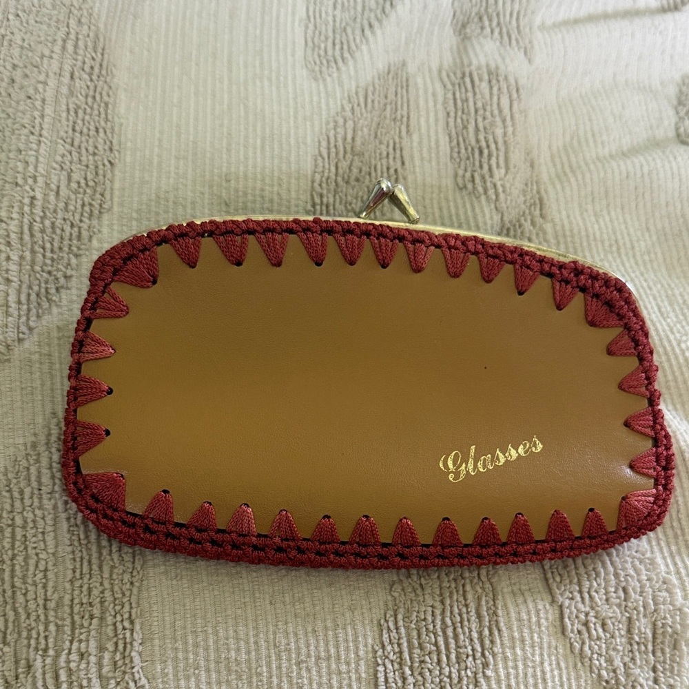 Stylish hand made and crocheted Roger Gimbel Tan and Red Glasses Case - Picture 3 of 10